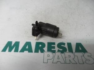 Gebruikte Ruitensproeierpomp voor Fiat Stilo (192A/B) 1.6 16V Prijs € 15,00 Margeregeling aangeboden door Maresia Parts