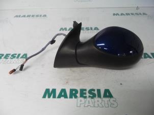 Gebruikte Buitenspiegel links Peugeot 1007 (KM) 1.6 GTI,Gentry 16V Prijs € 60,00 Margeregeling aangeboden door Maresia Parts