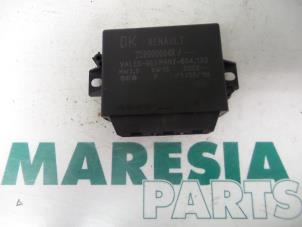 Gebruikte PDC Module Renault Scénic III (JZ) 1.4 16V TCe 130 Prijs € 40,00 Margeregeling aangeboden door Maresia Parts