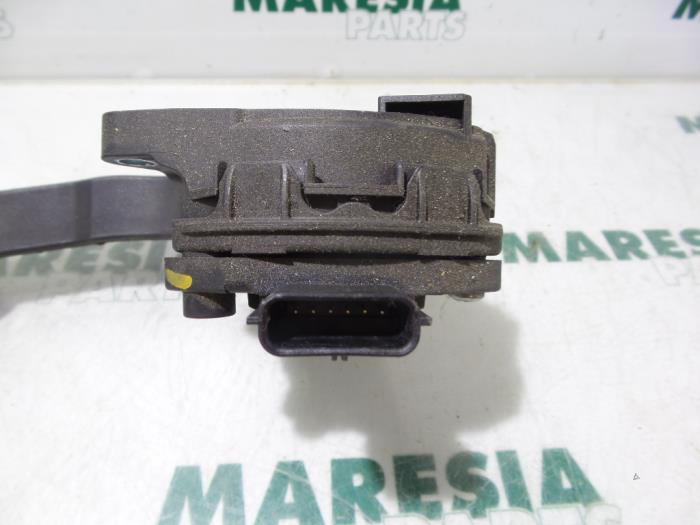 Gaspedaalpositie Sensor van een Renault Master III (FV) 2.3 dCi 100 16V FWD 2012