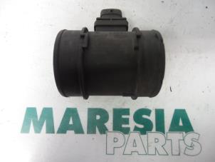 Gebruikte Luchthoeveelheidsmeter Fiat Grande Punto (199) 1.9 Multijet Prijs € 35,00 Margeregeling aangeboden door Maresia Parts