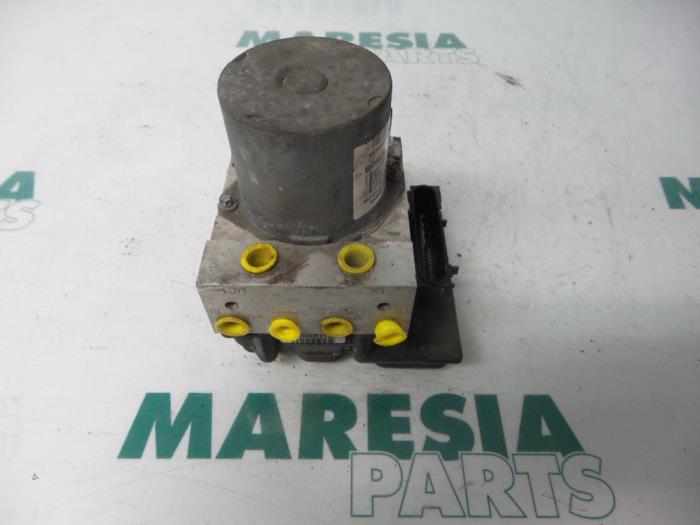 Gebruikte ABS Pomp Fiat Grande Punto (199) 1.9 Multijet Prijs € 147,00 Margeregeling aangeboden door Maresia Parts