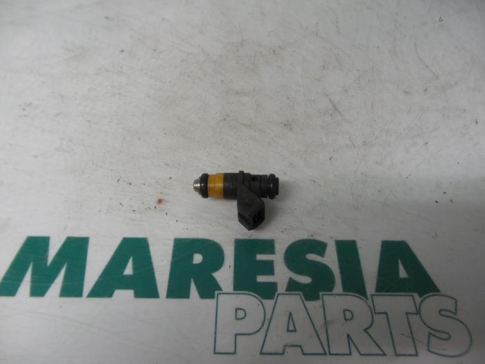 Gebruikte Injector (benzine injectie) Renault Scénic I (JA) 1.6 16V Prijs € 20,00 Margeregeling aangeboden door Maresia Parts