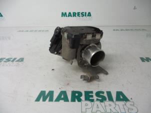 Gebruikte Gasklephuis Renault Espace (JK) 2.0 dCi 16V 150 FAP Prijs € 39,95 Margeregeling aangeboden door Maresia Parts