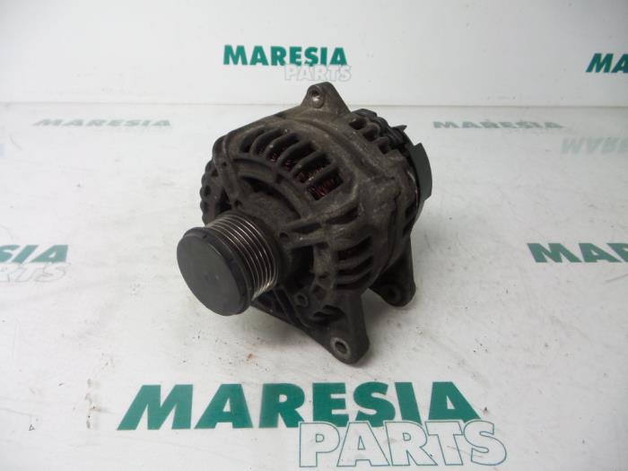 Gebruikte Dynamo Renault Clio III (BR/CR) 1.5 dCi 70 Prijs € 85,00 Margeregeling aangeboden door Maresia Parts