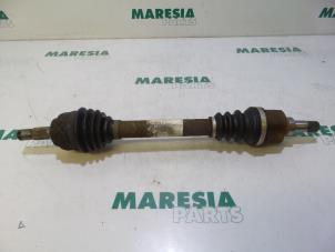 Gebruikte Aandrijfas links-voor Peugeot 206 SW (2E/K) 1.6 16V Prijs € 50,00 Margeregeling aangeboden door Maresia Parts