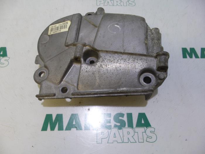 Gebruikte Distributiedeksel Renault Megane III Grandtour (KZ) 1.6 16V Prijs € 30,00 Margeregeling aangeboden door Maresia Parts