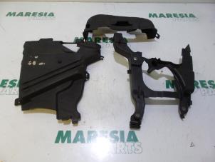 Gebruikte Distributiedeksel Renault Scénic II (JM) 1.5 dCi 85 Prijs € 40,00 Margeregeling aangeboden door Maresia Parts