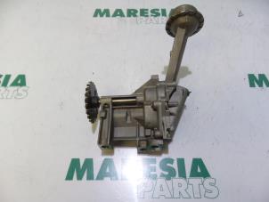 Gebruikte Oliepomp Renault Clio III (BR/CR) 1.4 16V Prijs € 50,00 Margeregeling aangeboden door Maresia Parts