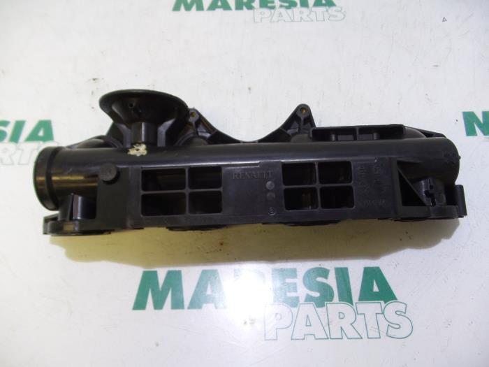 Gebruikte Inlaatspruitstuk Renault Master II (JD) 2.2 dCi 16V Prijs € 30,00 Margeregeling aangeboden door Maresia Parts