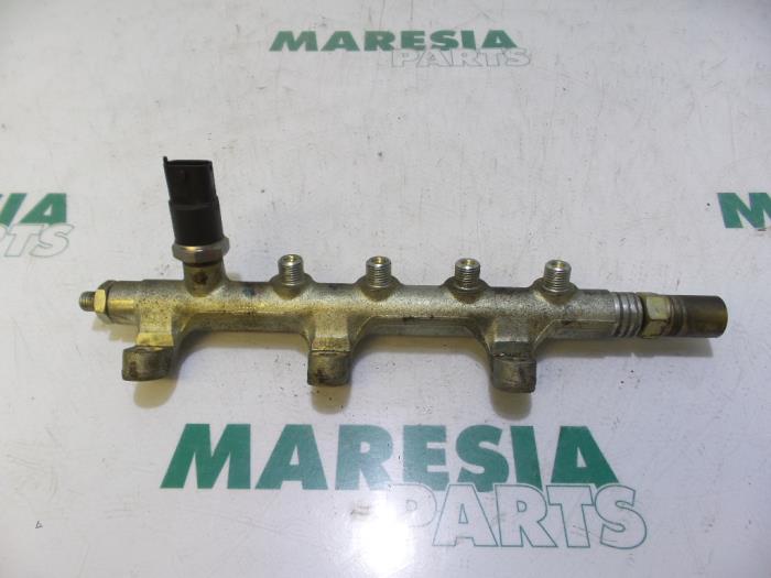 Gebruikte Common rail (Injectie) Renault Master II (JD) 2.2 dCi 16V Prijs € 70,00 Margeregeling aangeboden door Maresia Parts