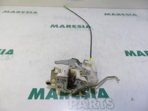 Gebruikte Portierslot Mechaniek 2deurs rechts Peugeot 107 1.0 12V Prijs € 25,00 Margeregeling aangeboden door Maresia Parts