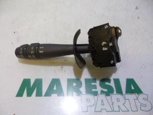Gebruikte Knipperlicht Schakelaar Renault Clio II (BB/CB) 1.6 RN, RT Prijs € 25,00 Margeregeling aangeboden door Maresia Parts