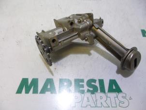 Gebruikte Oliepomp Renault Kangoo Express (FC) 1.6 16V Prijs € 50,00 Margeregeling aangeboden door Maresia Parts