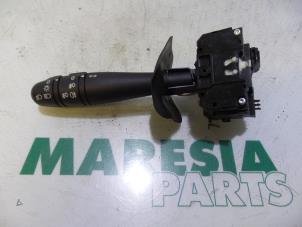 Gebruikte Pinker Schakelaar Renault Clio II (BB/CB) 1.4 16V Prijs € 25,00 Margeregeling aangeboden door Maresia Parts