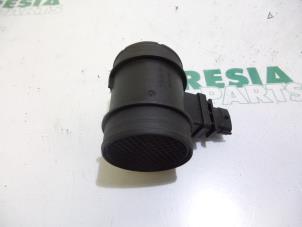 Gebruikte Luchthoeveelheidsmeter Alfa Romeo 159 Sportwagon (939BX) 1.9 JTDm Prijs € 35,00 Margeregeling aangeboden door Maresia Parts