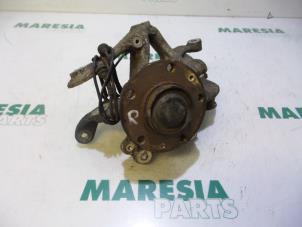 Gebruikte Fusee rechts-achter Peugeot 407 SW (6E) 2.0 HDiF 16V Prijs € 60,00 Margeregeling aangeboden door Maresia Parts