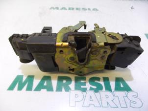 Gebruikte Deurslot Mechaniek 2Deurs links Fiat Stilo (192A/B) 1.2 16V 3-Drs. Prijs € 25,00 Margeregeling aangeboden door Maresia Parts