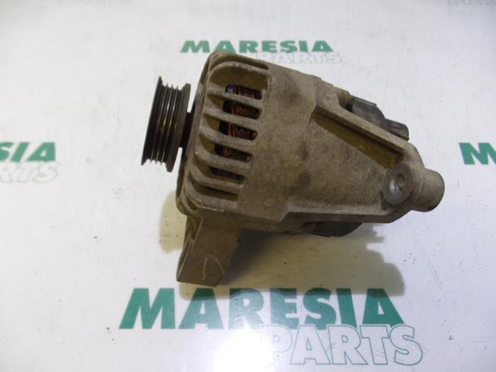 Gebruikte Dynamo Fiat Stilo (192A/B) 1.2 16V 3-Drs. Prijs € 40,00 Margeregeling aangeboden door Maresia Parts