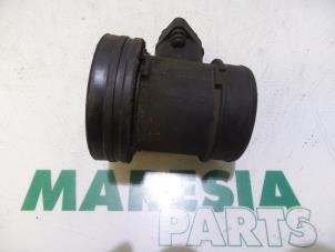 Gebruikte Luchthoeveelheidsmeter Lancia Thesis (841) 2.4 JTD Prijs € 35,00 Margeregeling aangeboden door Maresia Parts