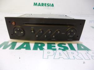 Gebruikte Radio CD Speler Renault Clio III (BR/CR) 1.5 dCi 70 Prijs € 65,00 Margeregeling aangeboden door Maresia Parts