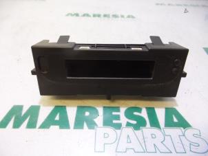 Gebruikte Display Interieur Renault Clio III (BR/CR) 1.5 dCi 70 Prijs € 25,00 Margeregeling aangeboden door Maresia Parts