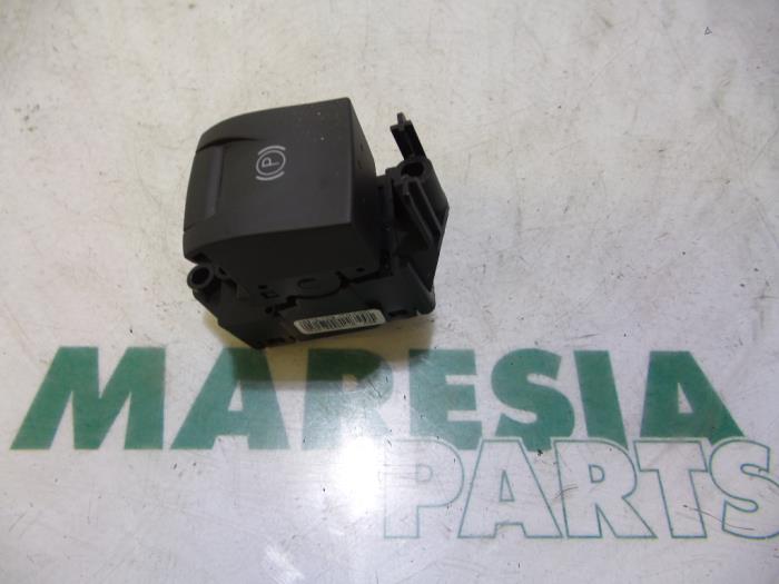 Gebruikte Handrem schakelaar Renault Grand Scénic III (JZ) 1.6 16V Prijs € 14,99 Margeregeling aangeboden door Maresia Parts