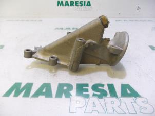 Gebruikte Oliefilterhouder Peugeot 206 CC (2D) 2.0 16V Prijs € 40,00 Margeregeling aangeboden door Maresia Parts