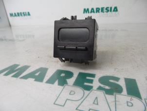 Gebruikte Display Interieur Renault Clio II (BB/CB) 1.4 Prijs € 15,00 Margeregeling aangeboden door Maresia Parts