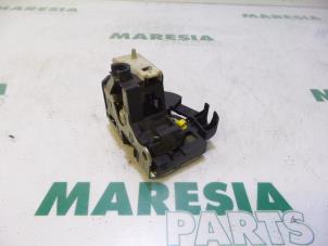 Gebruikte Portierslot Mechaniek 4Deurs links-voor Renault Clio II (BB/CB) 1.6 16V Prijs € 25,00 Margeregeling aangeboden door Maresia Parts