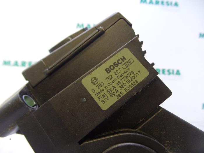 Gaspedaalpositie Sensor van een Fiat Stilo MW (192C) 1.6 16V 2003