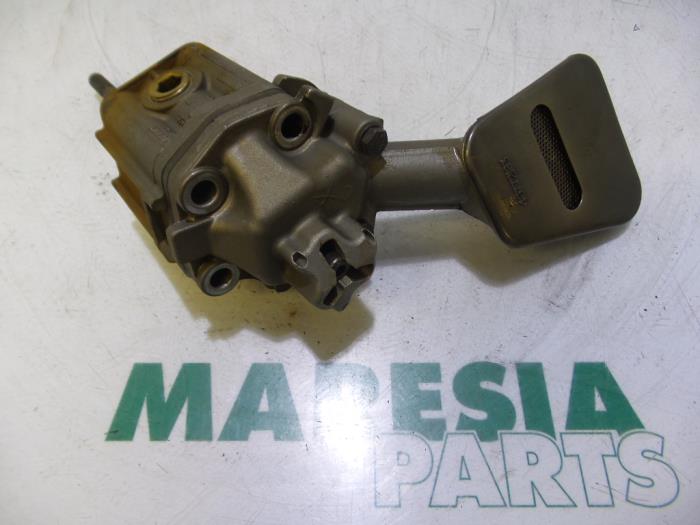 Gebruikte Oliepomp Fiat Stilo MW (192C) 1.6 16V Prijs € 50,00 Margeregeling aangeboden door Maresia Parts