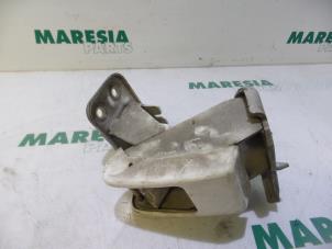 Gebruikte Scharnier Achterklep Peugeot Expert (G9) 1.6 HDi 90 Prijs € 50,00 Margeregeling aangeboden door Maresia Parts