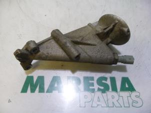 Gebruikte Oliefilterhouder Citroen Xsara Picasso (CH) 1.8 16V Prijs € 40,00 Margeregeling aangeboden door Maresia Parts