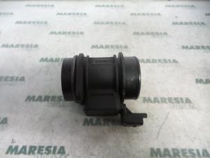 Gebruikte Luchthoeveelheidsmeter Peugeot 206 SW (2E/K) 1.4 HDi Prijs € 50,00 Margeregeling aangeboden door Maresia Parts
