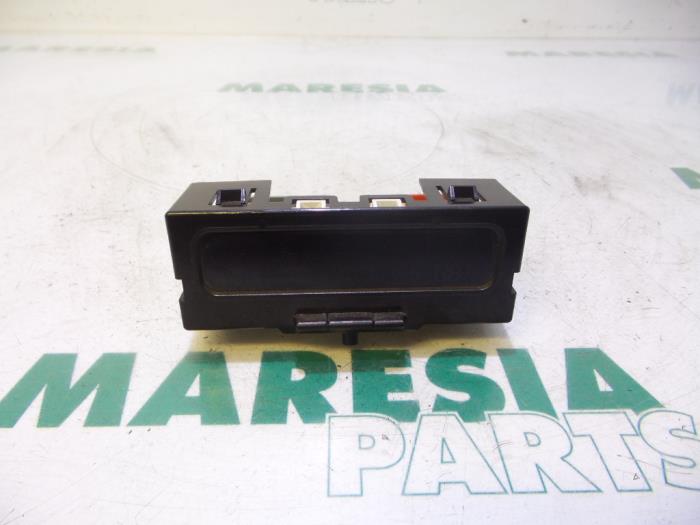 Gebruikte Display Interieur Renault Kangoo (KC) 1.4 Prijs € 15,00 Margeregeling aangeboden door Maresia Parts