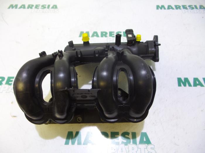 Gebruikte Inlaatspruitstuk Renault Twingo (C06) 1.2 Prijs € 30,00 Margeregeling aangeboden door Maresia Parts