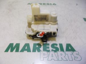 Gebruikte Slotmechaniek Portier 2Deurs rechts Fiat 500 (312) 1.2 69 Prijs € 24,95 Margeregeling aangeboden door Maresia Parts