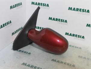 Gebruikte Spiegel Buiten links Renault Clio II (BB/CB) 1.4 16V Prijs € 40,00 Margeregeling aangeboden door Maresia Parts