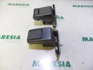 Gebruikte Scharnier Achterklep Peugeot Expert (G9) 2.0 HDi 140 16V Prijs € 60,00 Margeregeling aangeboden door Maresia Parts