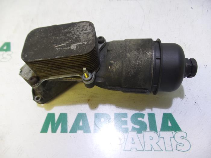 Gebruikte Oliefilterhouder Peugeot 206 SW (2E/K) 1.4 HDi Prijs € 45,00 Margeregeling aangeboden door Maresia Parts