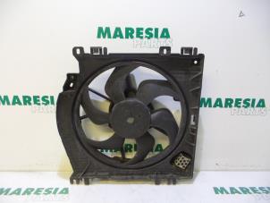 Gebruikte Koelvin Motor Renault Clio III (BR/CR) 1.4 16V Prijs € 39,95 Margeregeling aangeboden door Maresia Parts
