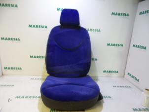 Gebruikte Stoel Bekleding rechts Citroen C2 (JM) 1.4 Prijs € 131,25 Margeregeling aangeboden door Maresia Parts