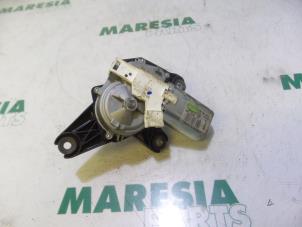 Gebruikte Motor Ruitenwisser achter Renault Twingo II (CN) 1.2 16V Prijs € 40,00 Margeregeling aangeboden door Maresia Parts