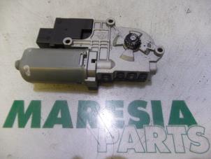 Gebruikte Schuifdak Motor Peugeot 308 SW (4E/H) 1.6 VTI 16V Prijs € 105,00 Margeregeling aangeboden door Maresia Parts