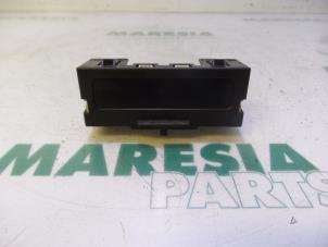 Gebruikte Display Interieur Renault Trafic New (FL) 1.9 dCi 100 16V Prijs € 30,25 Inclusief btw aangeboden door Maresia Parts