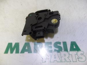 Gebruikte Motor Centrale Deurvergrendeling Fiat Idea (350AX) 1.4 16V Prijs € 35,00 Margeregeling aangeboden door Maresia Parts