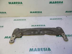 Gebruikte Subframe Renault Kangoo Express (FW) 1.5 dCi 90 FAP Prijs € 30,00 Margeregeling aangeboden door Maresia Parts