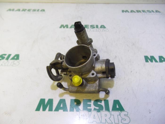 Gebruikte Gasklephuis Fiat Barchetta (183) 1.8 16V Prijs € 105,00 Margeregeling aangeboden door Maresia Parts