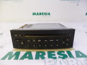 Gebruikte Radio CD Speler Peugeot 206 SW (2E/K) 1.6 16V Prijs € 50,00 Margeregeling aangeboden door Maresia Parts